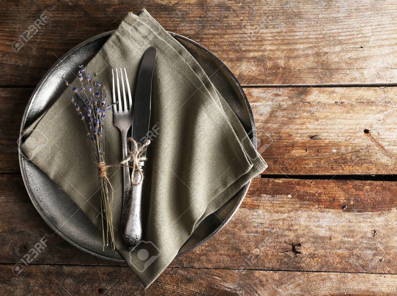 Table à Manger Attachee Avec Des Cordes