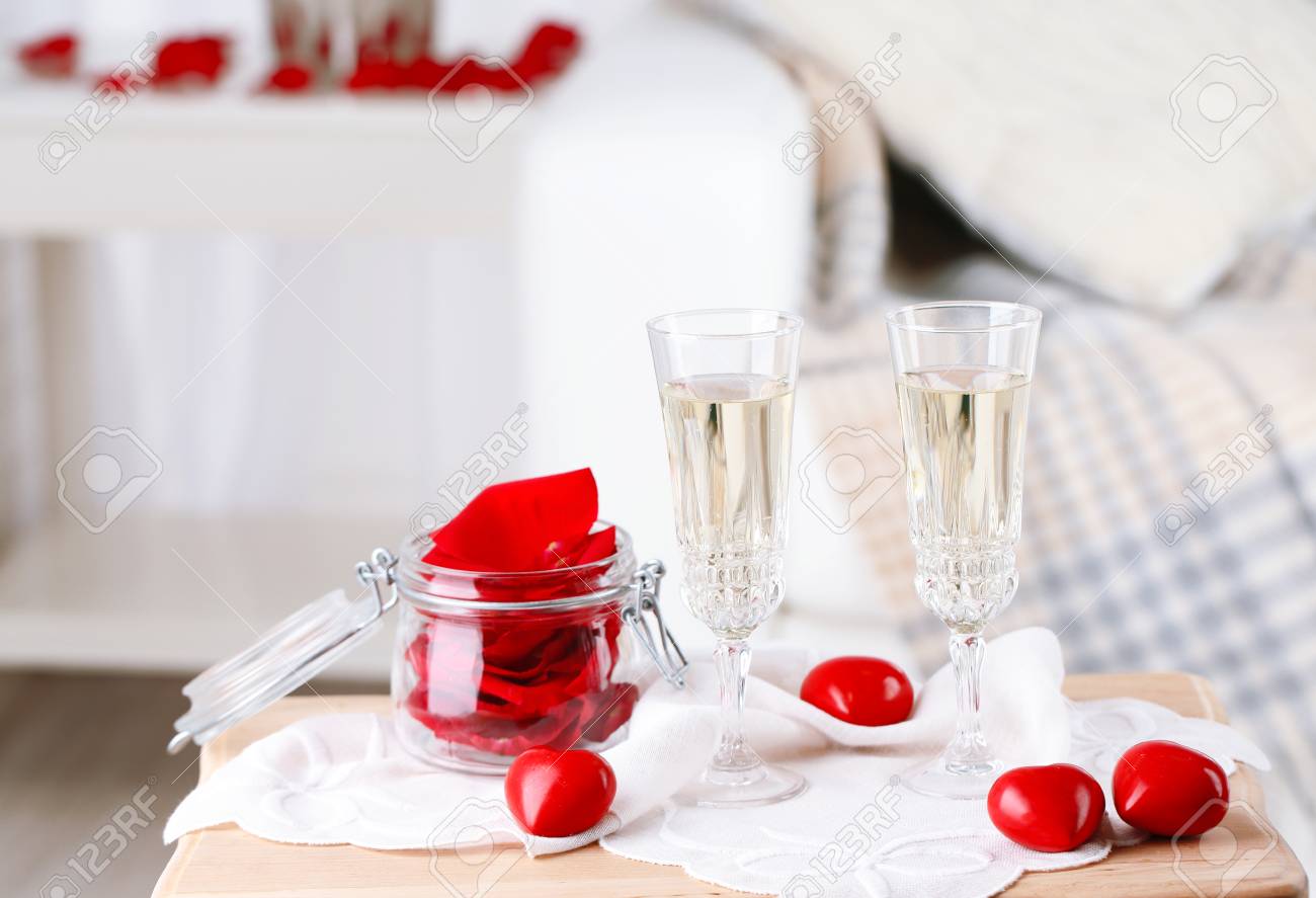 シャンパン グラスとバラの花びらをバレンタインの日を祝うため の写真素材 画像素材 Image