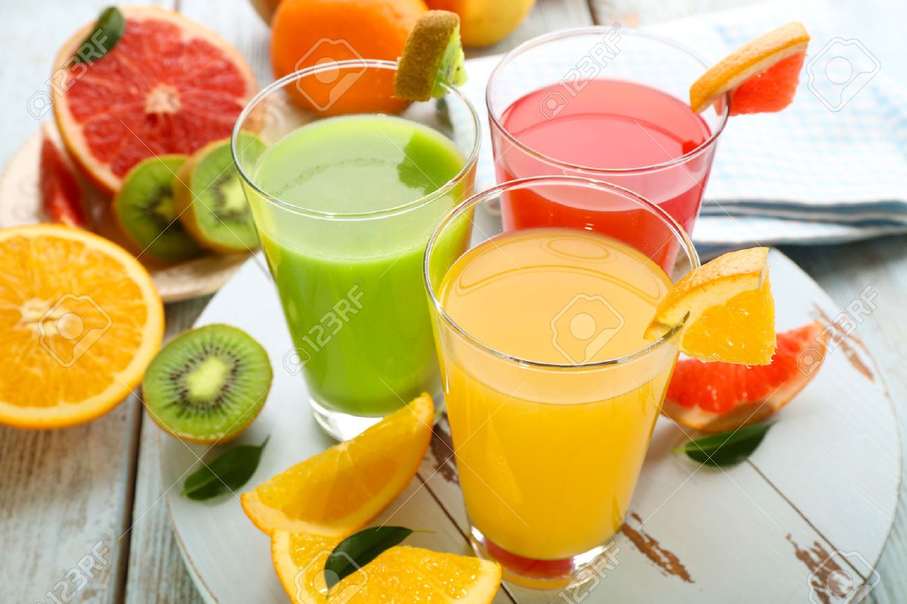 木製テーブルの上の果物のフレッシュ ジュース の写真素材 画像素材 Image