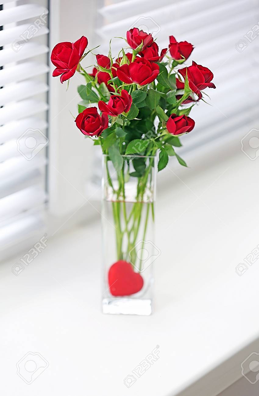 Ramo De Rosas Rojas En El Florero De Cristal Con El Corazon En El Fondo Alfeizar Fotos Retratos Imagenes Y Fotografia De Archivo Libres De Derecho Image 40731906 123rf