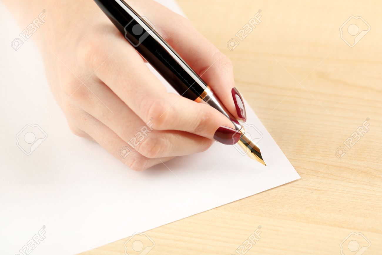 Femme Lettre De Main Qui Ecrit Sur Feuille De Papier Blanc Par Stylo Sur Table En Bois Fond Banque D Images Et Photos Libres De Droits Image