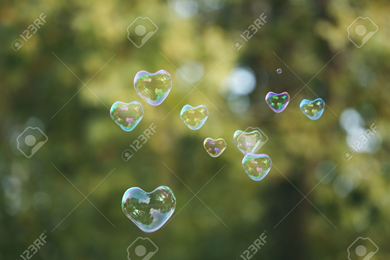 ハート形の屋外のシャボン玉 の写真素材 画像素材 Image