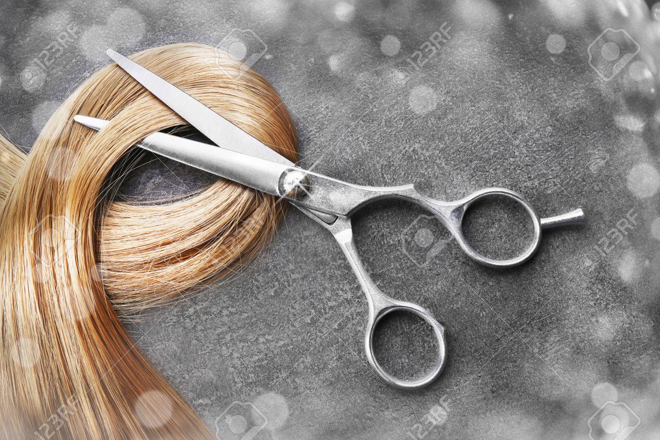 Ciseaux De Coiffeur Avec Mèche De Cheveux Blonds Sur Fond Gris
