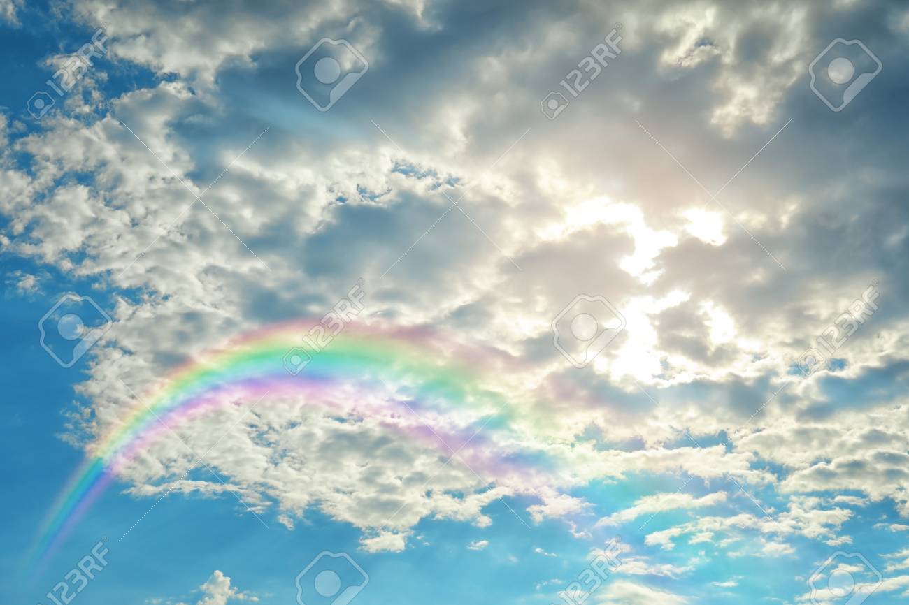 雲と空には虹の美しい景色 の写真素材 画像素材 Image