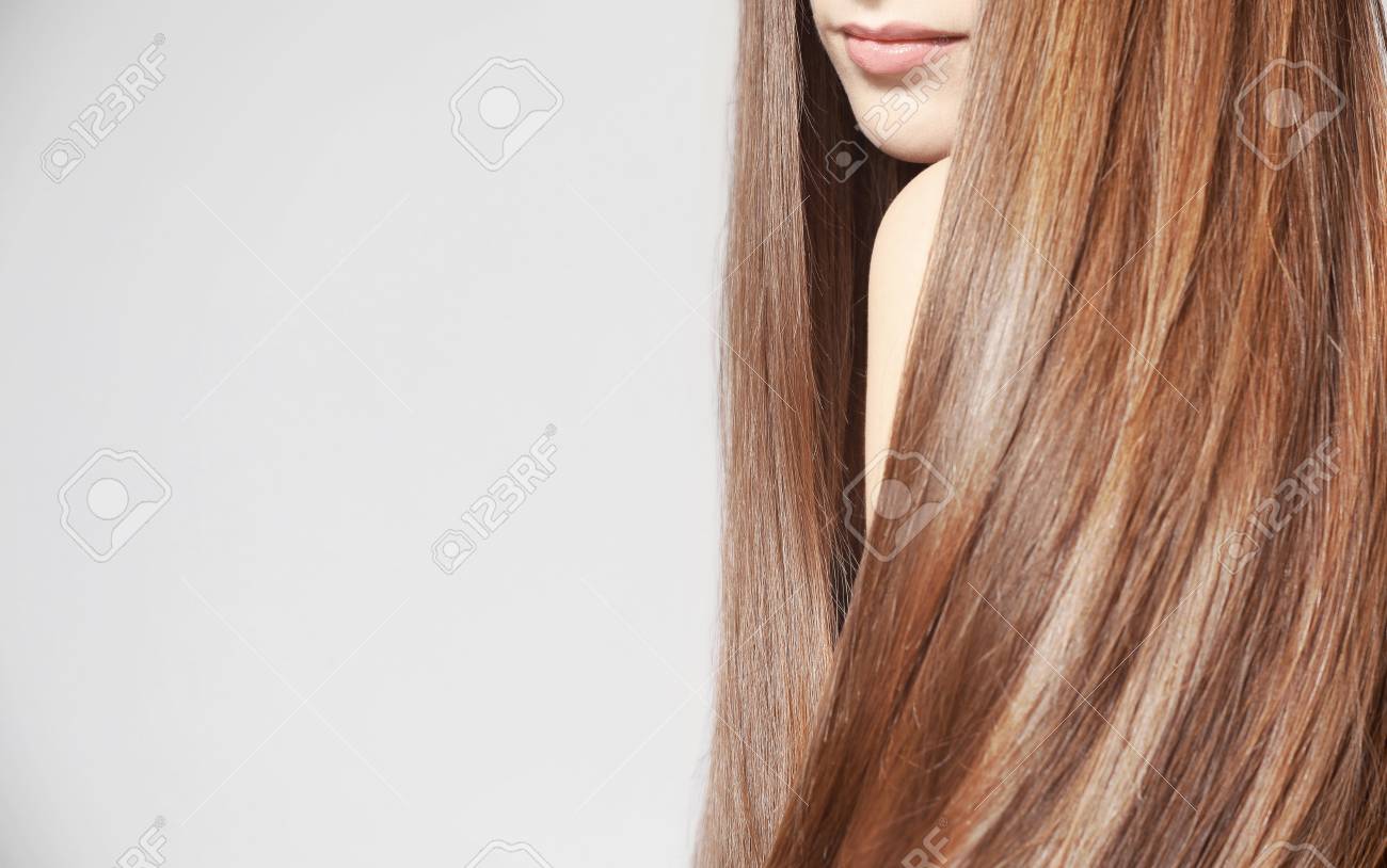 明るい背景にキャラメル色の美しい長い髪を持つ若い女性 の写真素材 画像素材 Image