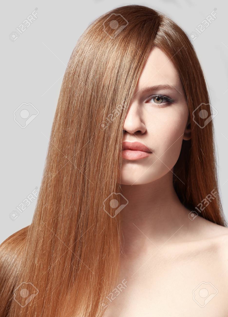 明るい背景にキャラメル色の美しい長い髪を持つ若い女性 の写真素材 画像素材 Image