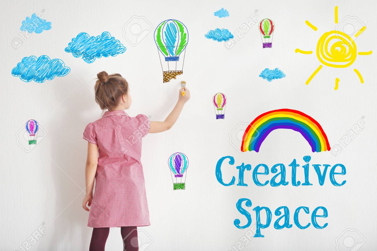 Concepto De Arte Nina Linda Que Dibuja En La Pared Blanca Con El