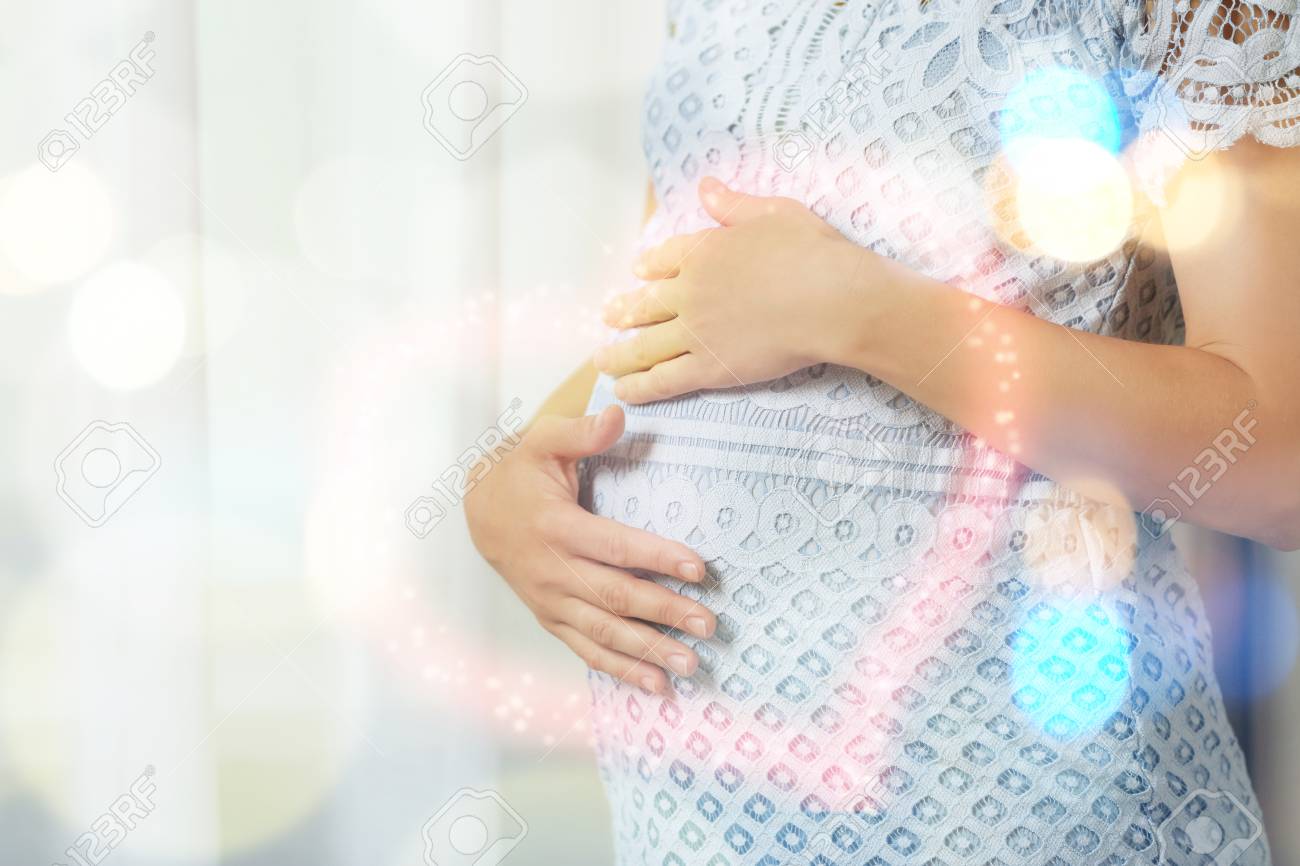 明るい背景に妊娠中の女性 クローズアップ ホリデーのお祝いのコンセプト の写真素材 画像素材 Image