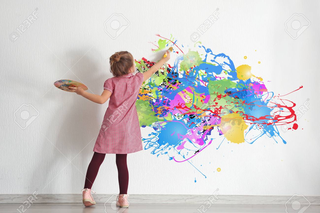Kindheitskonzept Kleines Maler Zeichnen Abstraktes Bild Auf Weisser Wand Hintergrund Lizenzfreie Fotos Bilder Und Stock Fotografie Image