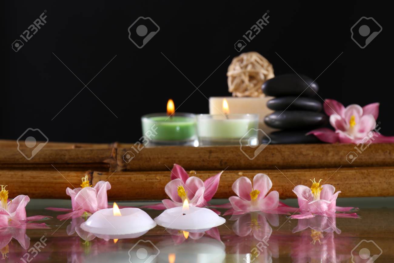 スパ花やキャンドル ライト黒の背景の静物 の写真素材 画像素材 Image