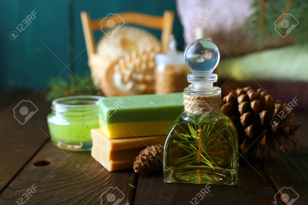松 手作りの石鹸 クリームのエッセンシャルオイル 松エキス 木製の背景にスパトリートメント の写真素材 画像素材 Image