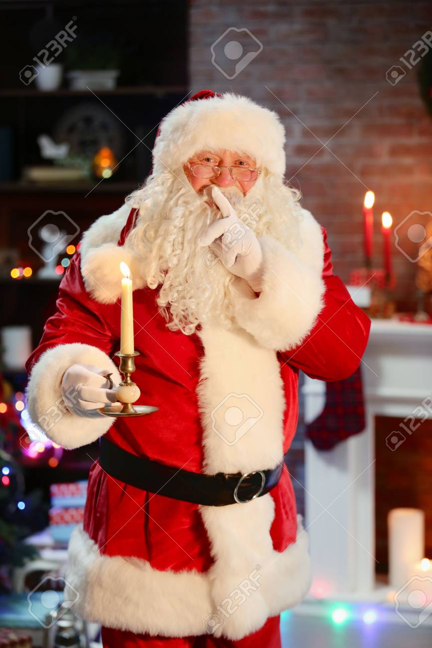 キャンドルクリスマスインテリアの背景を持つサンタクロース の写真素材 画像素材 Image