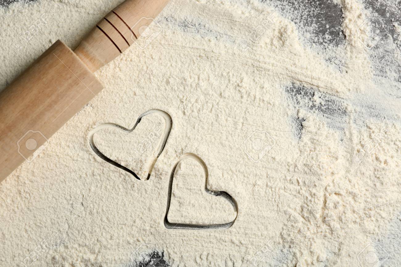 灰色の背景に小麦粉とローリングピンのハート の写真素材 画像素材 Image