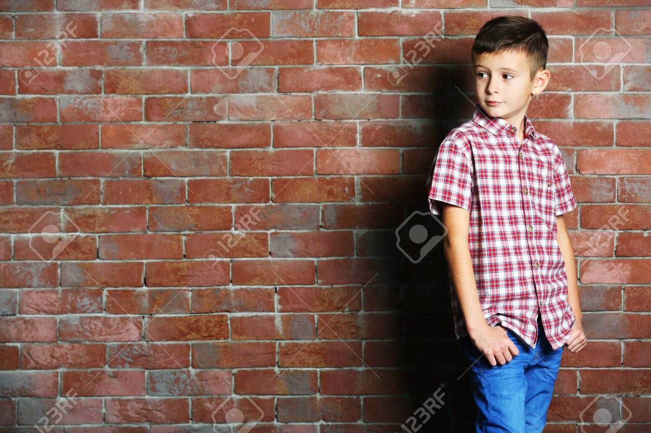 レンガの壁の背景にかわいい男の子 キッズファッションコンセプト の写真素材 画像素材 Image