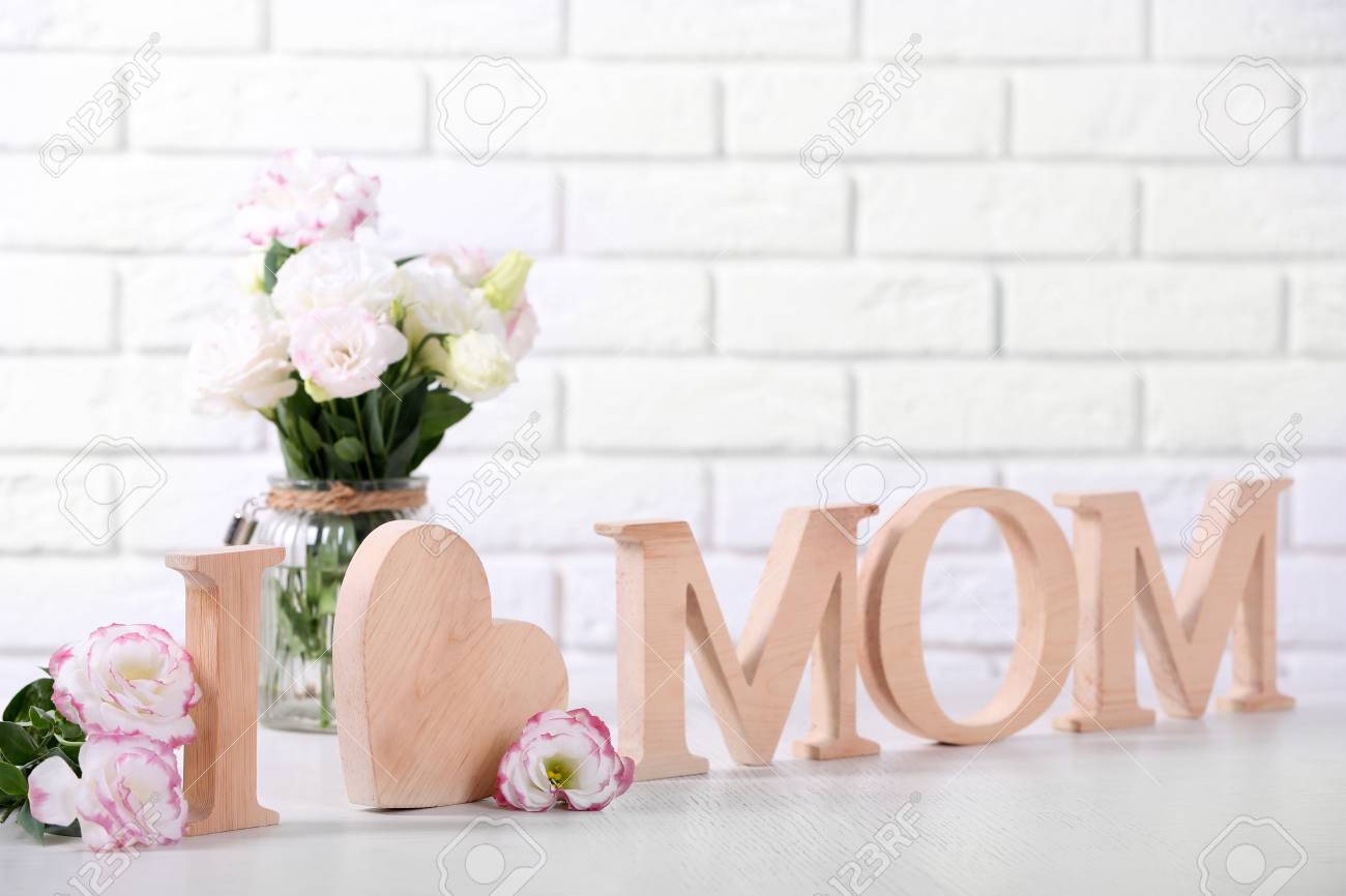 Decoracion De Madera Y Flores Para El Dia De La Madre Sobre Fondo