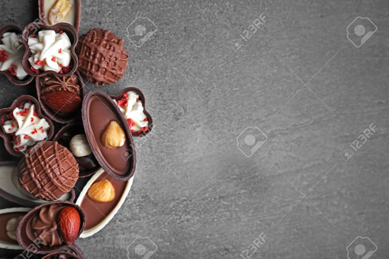 濃い灰色の背景にチョコレートのお菓子 の写真素材 画像素材 Image