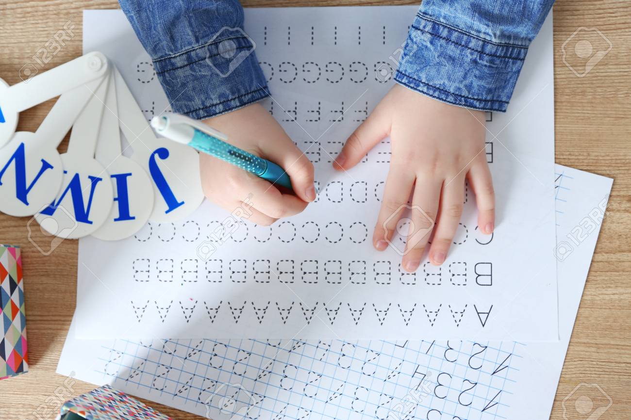 テーブルで英語の文字を書くことを学ぶ小さな女の子 の写真素材 画像素材 Image テーブルで英語の文字を書くことを学ぶ小さな女の子 の写真素材 画像素材 Image