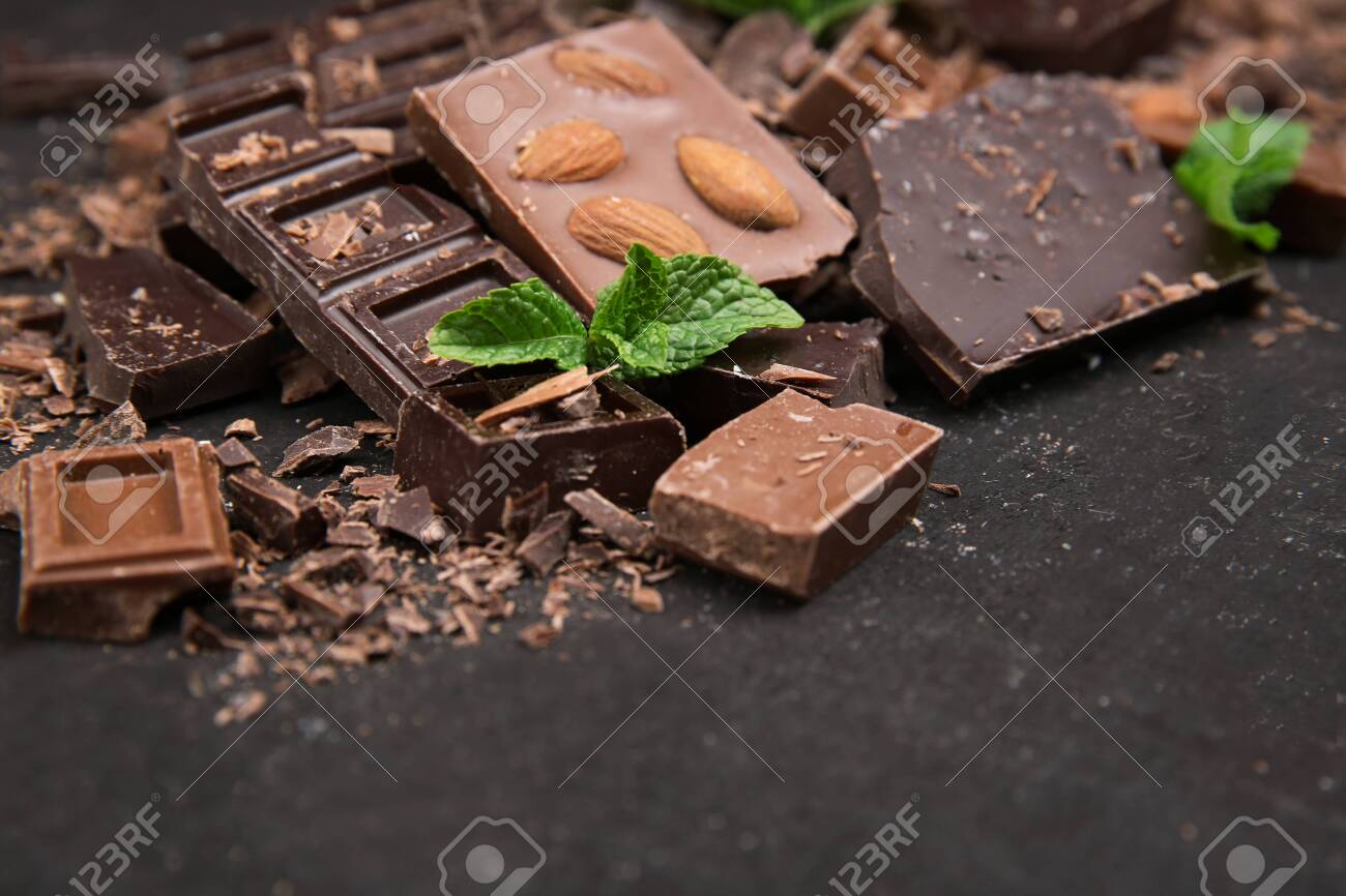 黒い背景にミントの葉が入ったチョコレート の写真素材 画像素材 Image
