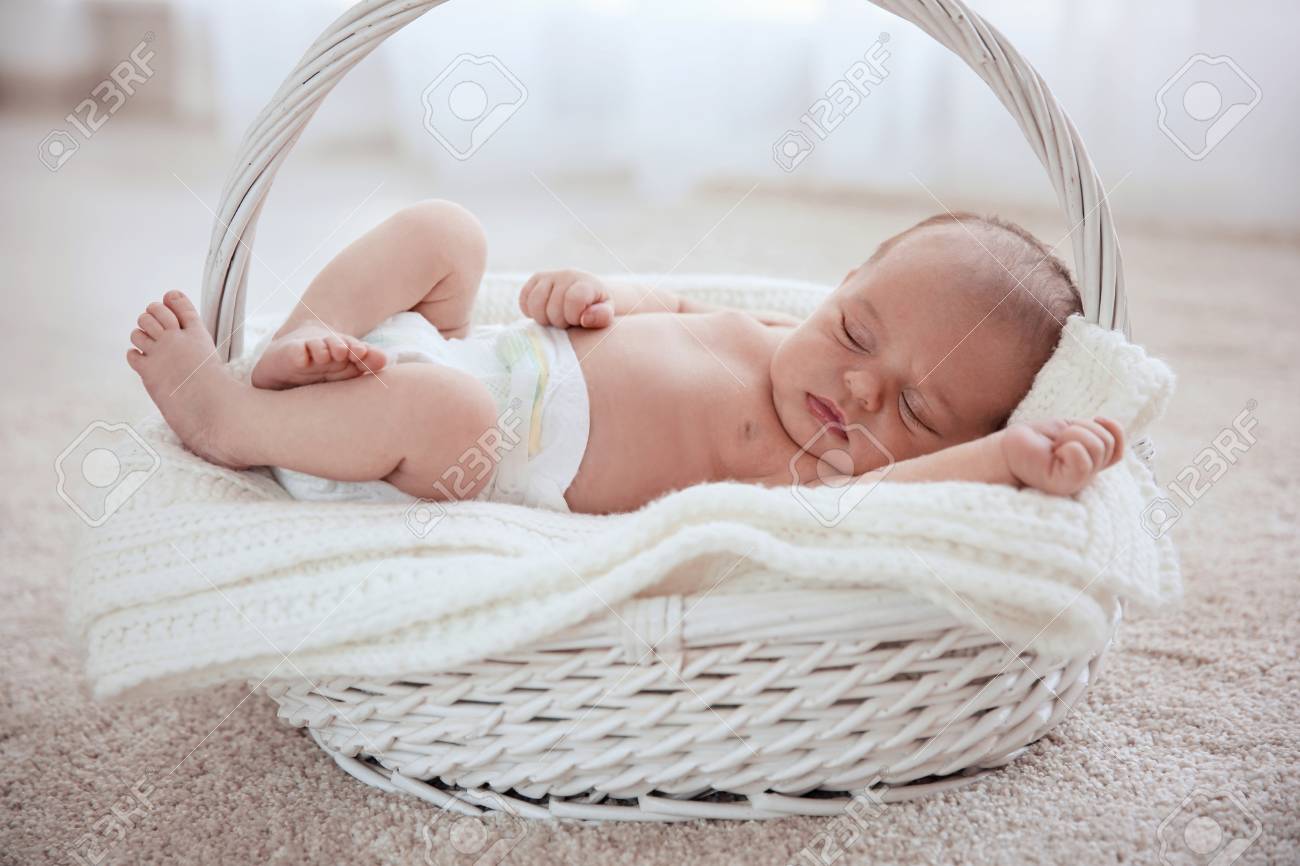 生まれたばかりの女の子 生後7日 バスケットの中で柔らかい毛布の上で寝る の写真素材 画像素材 Image