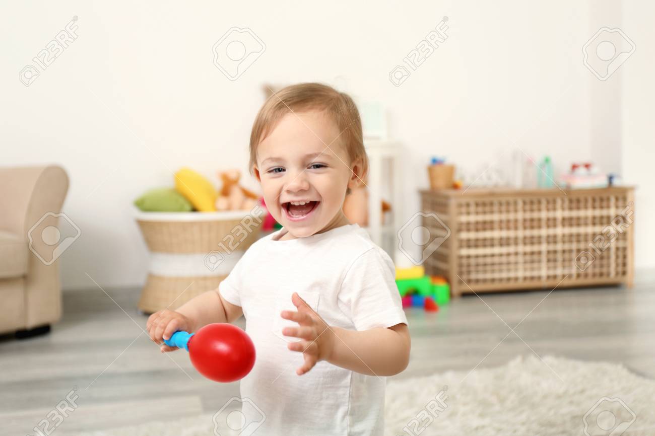 Linda Nina Jugando Con Maracas De Juguete En Una Habitacion En Casa Fotos Retratos Imagenes Y Fotografia De Archivo Libres De Derecho Image