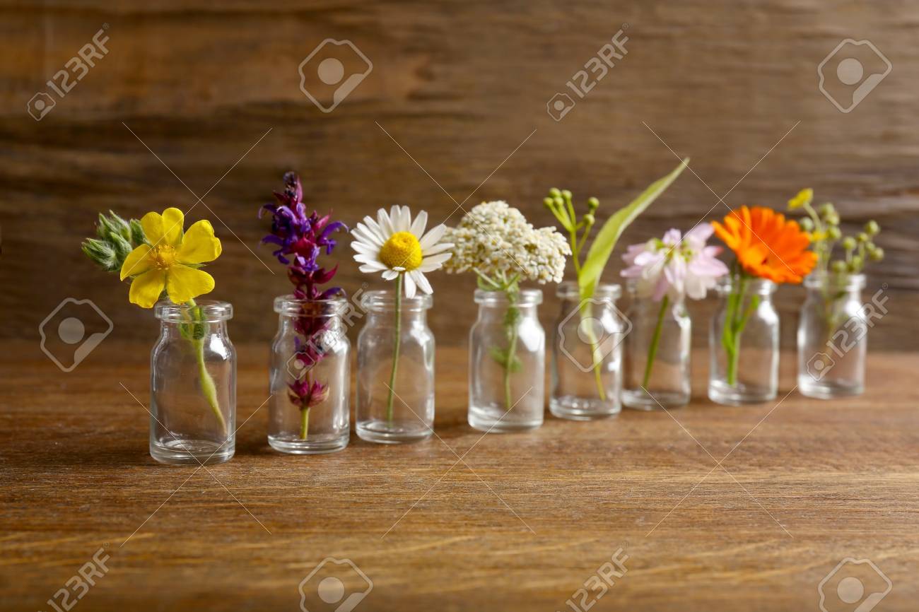 木製の背景に小さなガラス瓶で異なる癒しの花 の写真素材 画像素材 Image 木製の背景に小さなガラス瓶で異なる癒しの花 の写真素材 画像素材 Image