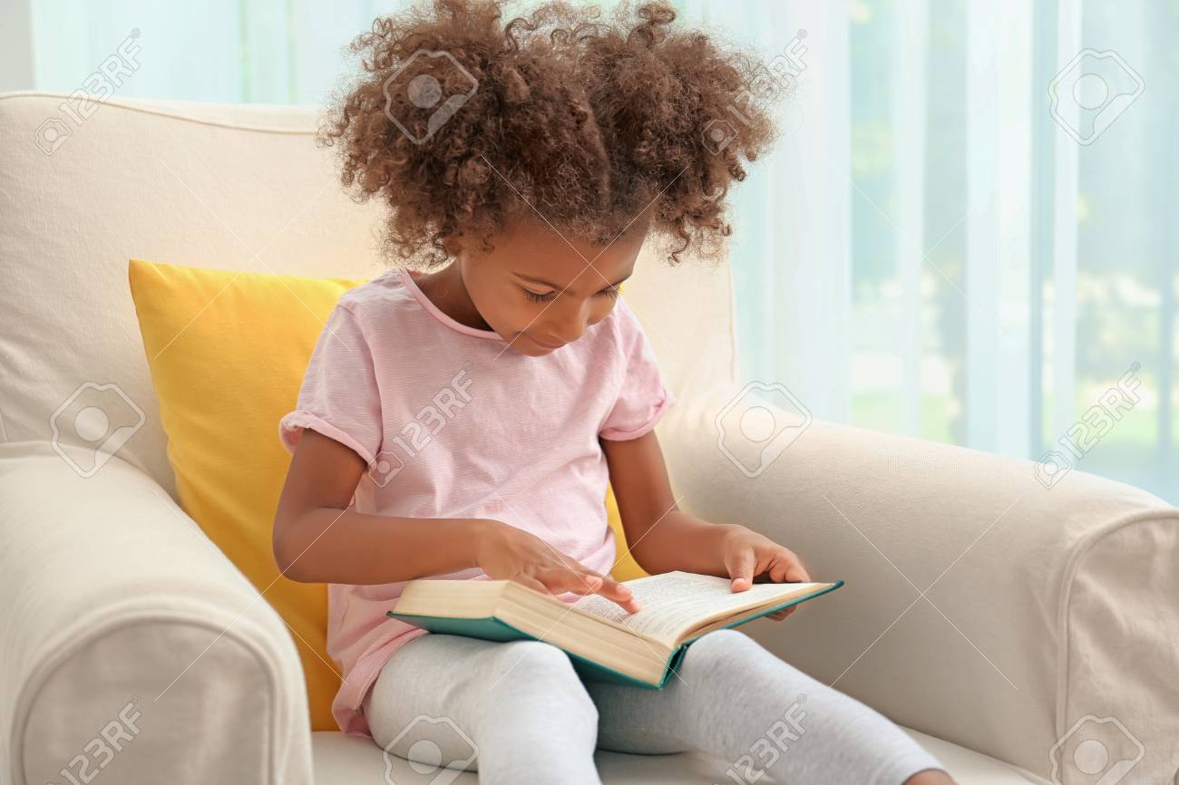 小さなアフリカ系アメリカ人の女の子がアームチェアに座って 部屋で本を読む の写真素材 画像素材 Image 小さなアフリカ系アメリカ人の女の子がアームチェアに座って 部屋で本を読む の写真素材 画像素材 Image