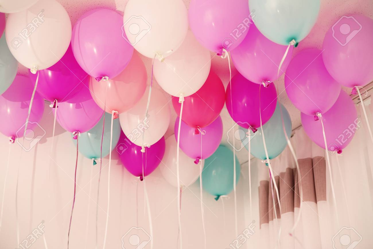 誕生日パーティーのために準備された部屋でカラフルな風船 の写真素材 画像素材 Image 誕生日パーティーのために準備された部屋でカラフルな風船 の写真素材 画像素材 Image