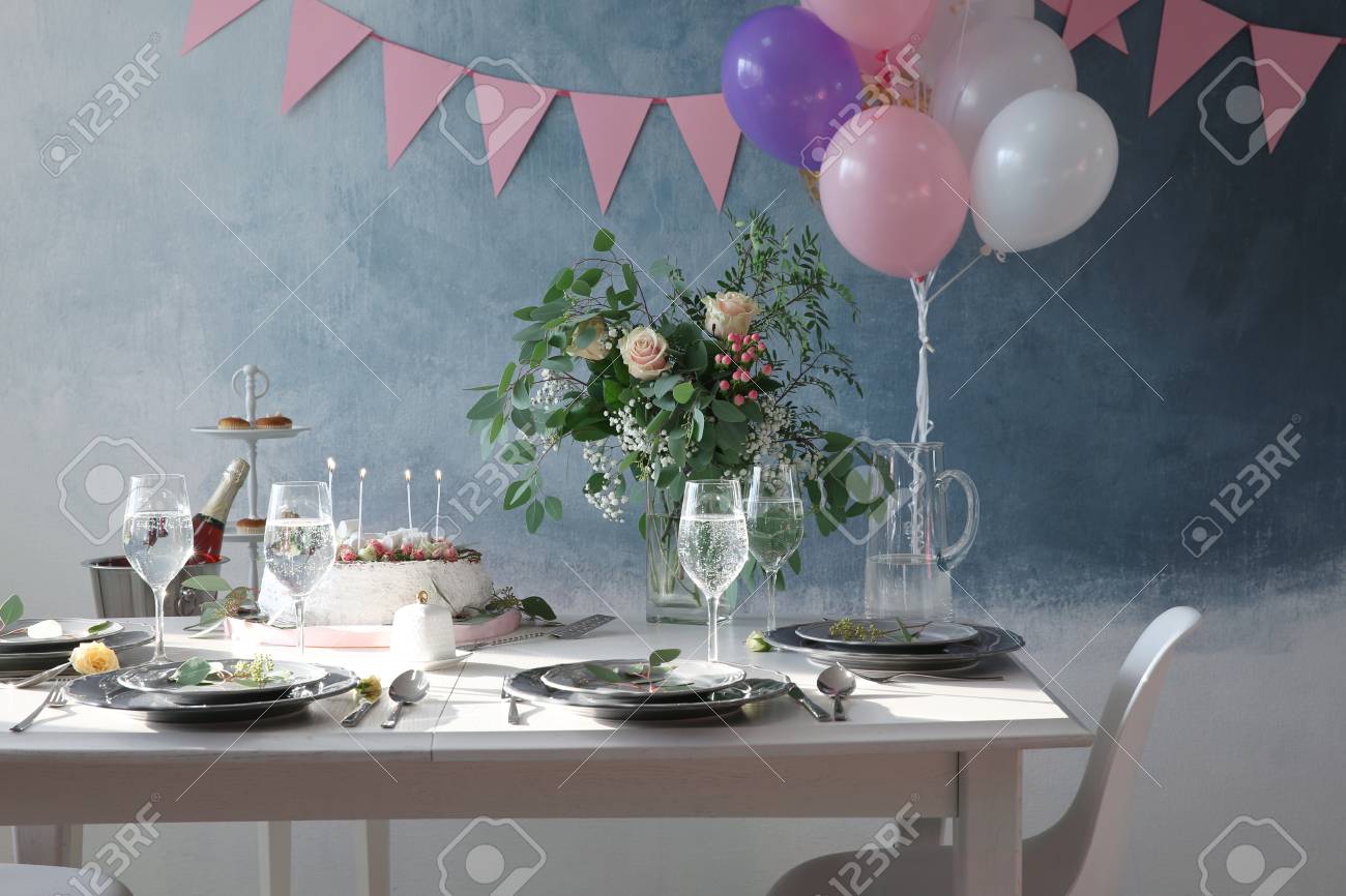 Table Servi Pour Le Diner D 39 Anniversaire Dans Le Salon Banque D Images Et Photos Libres De Droits Image