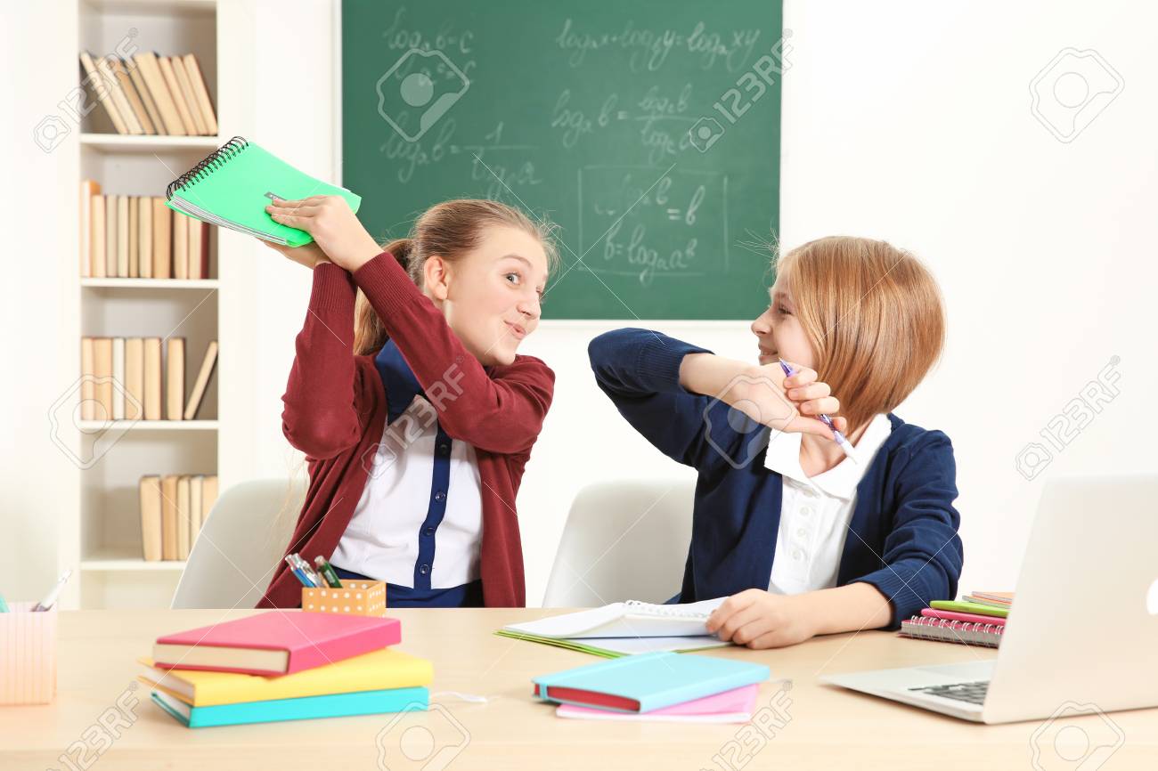 学校の授業で机に座っている2人のかわいい女の子 の写真素材 画像素材 Image 学校の授業で机に座っている2人のかわいい女の子 の写真素材 画像素材 Image