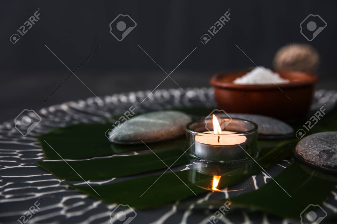 暗い背景にマッサージ設定 の写真素材 画像素材 Image