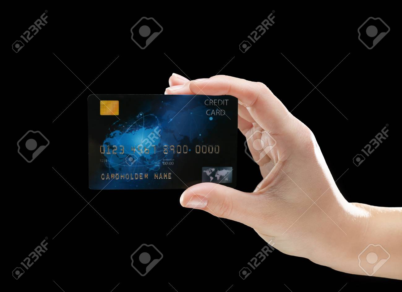 黒い背景にクレジットカードを持っている手 の写真素材 画像素材 Image