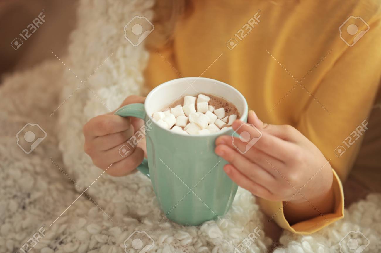 マシュマロとホットチョコレートを飲むかわいい女の子 クローズアップ の写真素材 画像素材 Image
