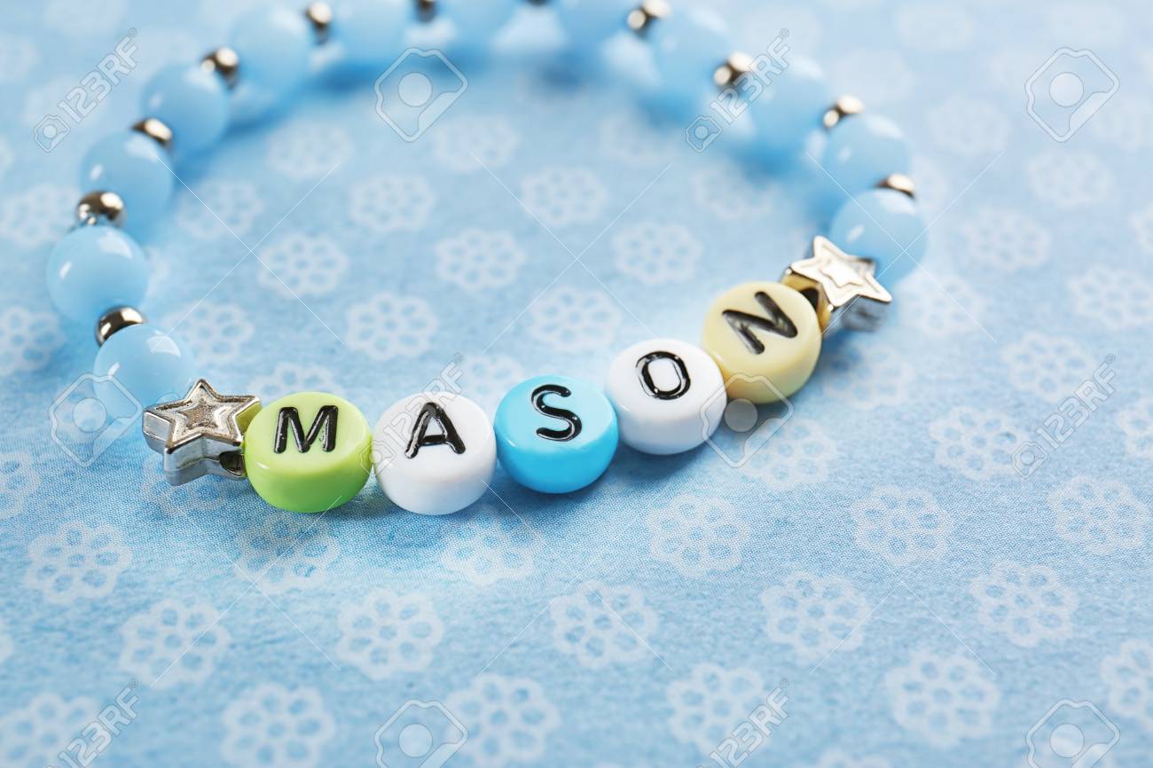 Bracelet Avec Prenom Bebe Mason Sur Tissu Couleur 00 Banque D Images Et Photos Libres De Droits Image