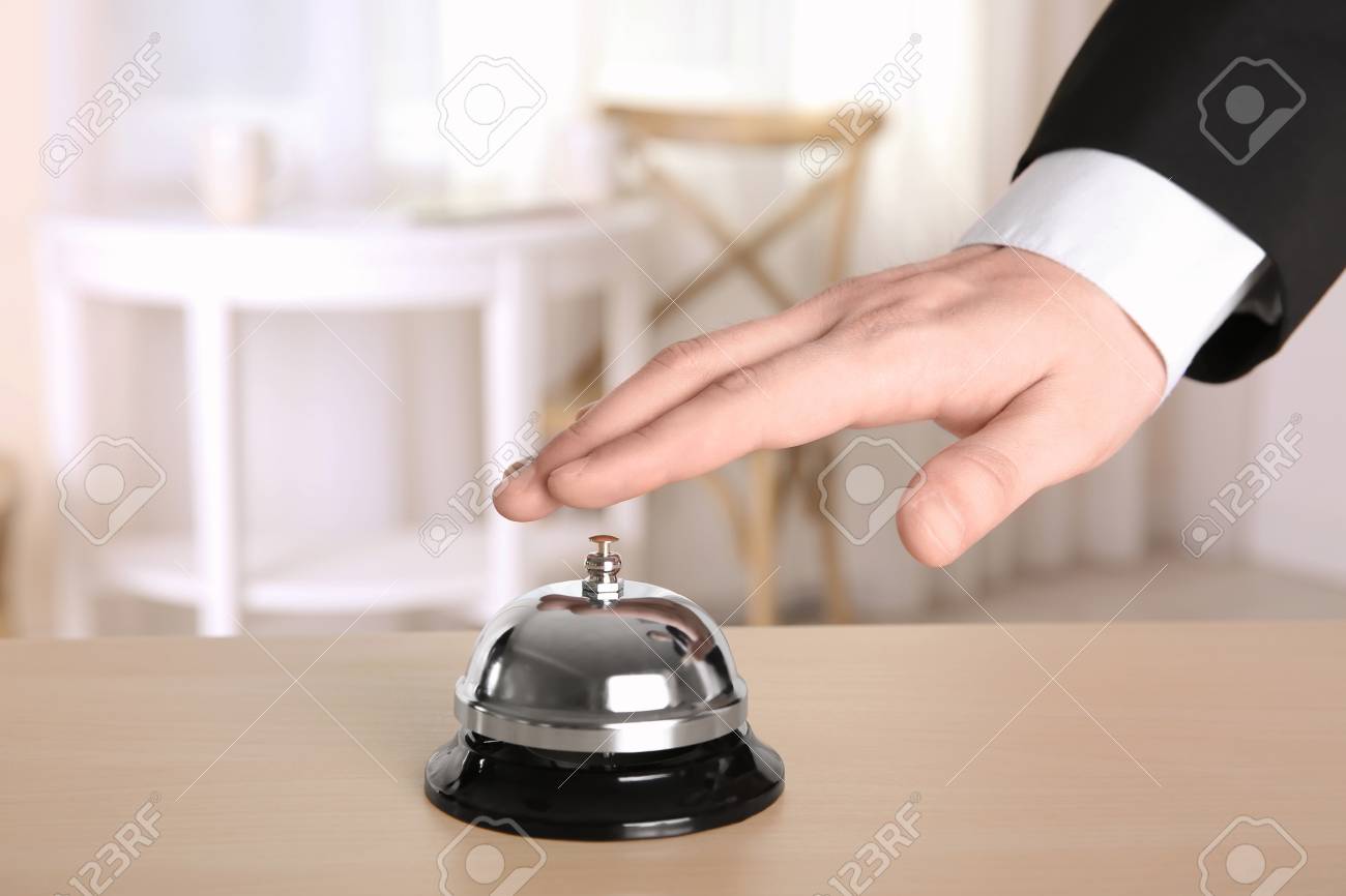 ホテルのロビーで男性がサービスベルを鳴らす の写真素材 画像素材 Image