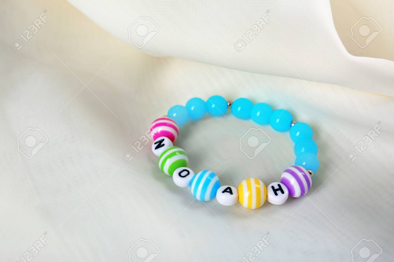 Bracelet Avec Prenom Bebe Noah Sur Fond De Tissu Blanc 00 Banque D Images Et Photos Libres De Droits Image