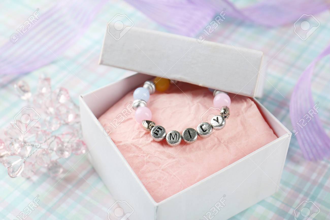 Bracelet Avec Prenom De Bebe Dans Une Boite Cadeau 00 Banque D Images Et Photos Libres De Droits Image