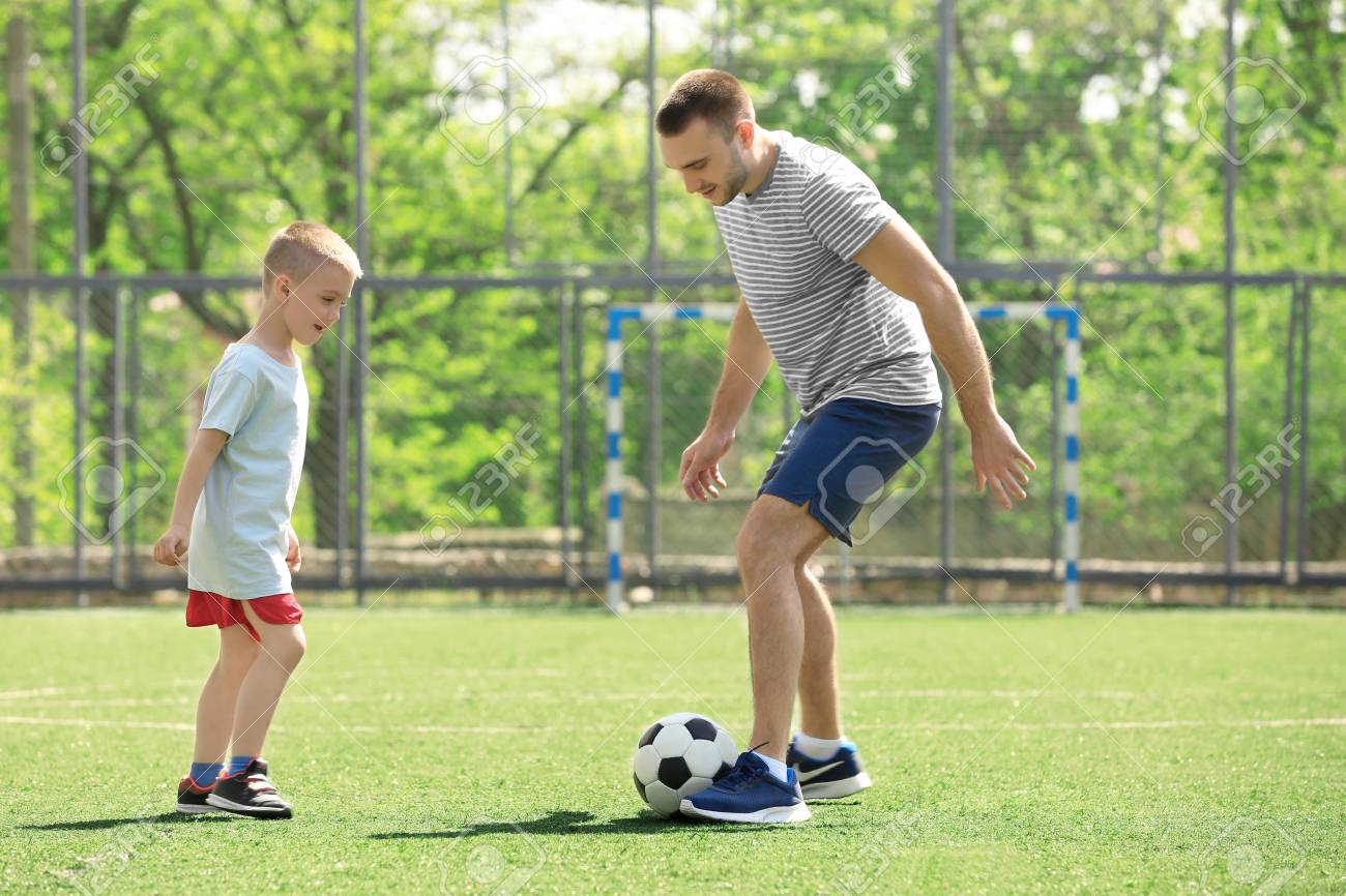 Vater Und Sohn Spielen Fussball Auf Fussballplatz Lizenzfreie Fotos Bilder Und Stock Fotografie Image 98049308