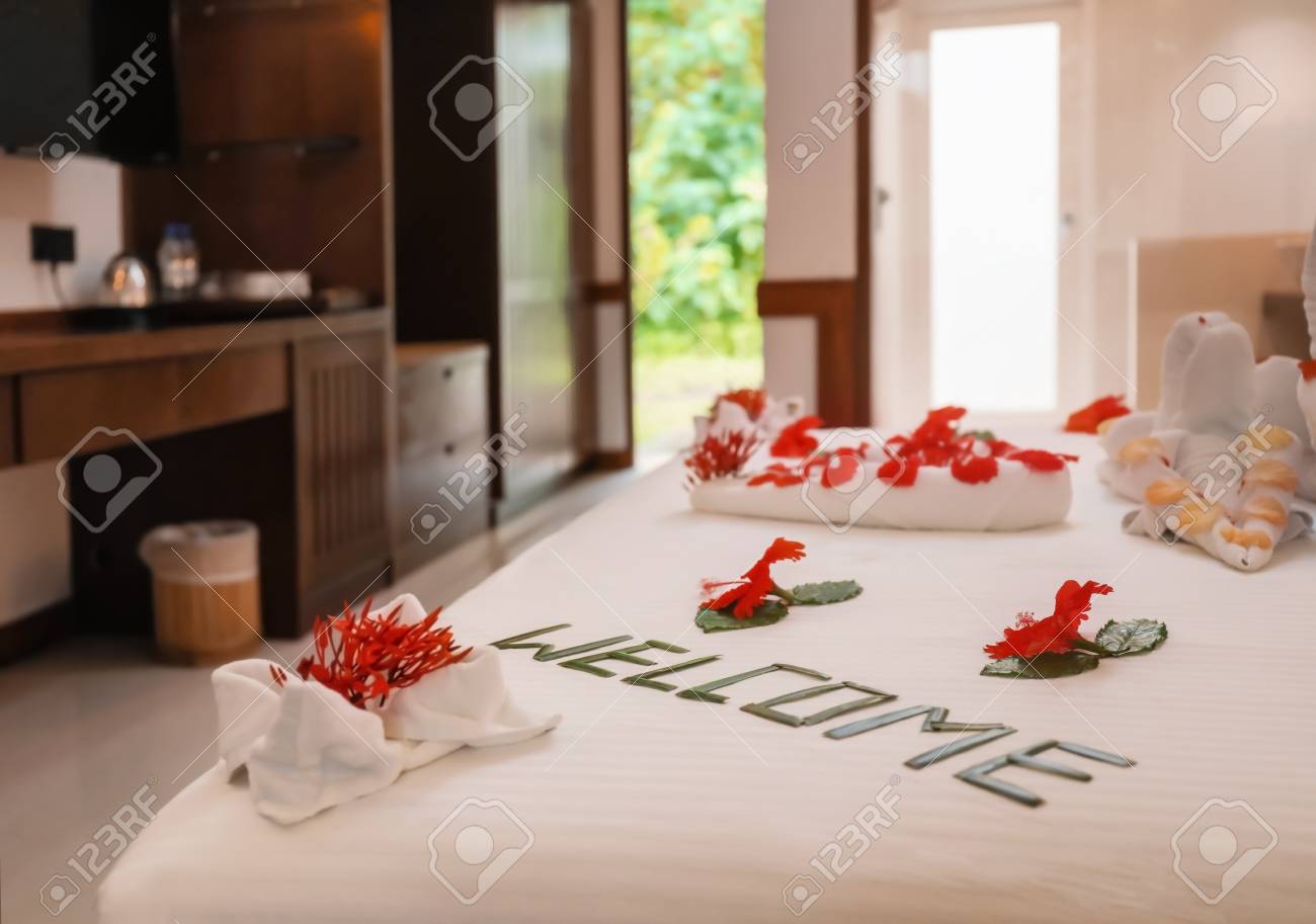 Fassen Sie Willkommen Und Schone Blumen Auf Bett Im Hotelzimmer Lizenzfreie Fotos Bilder Und Stock Fotografie Image 98051499
