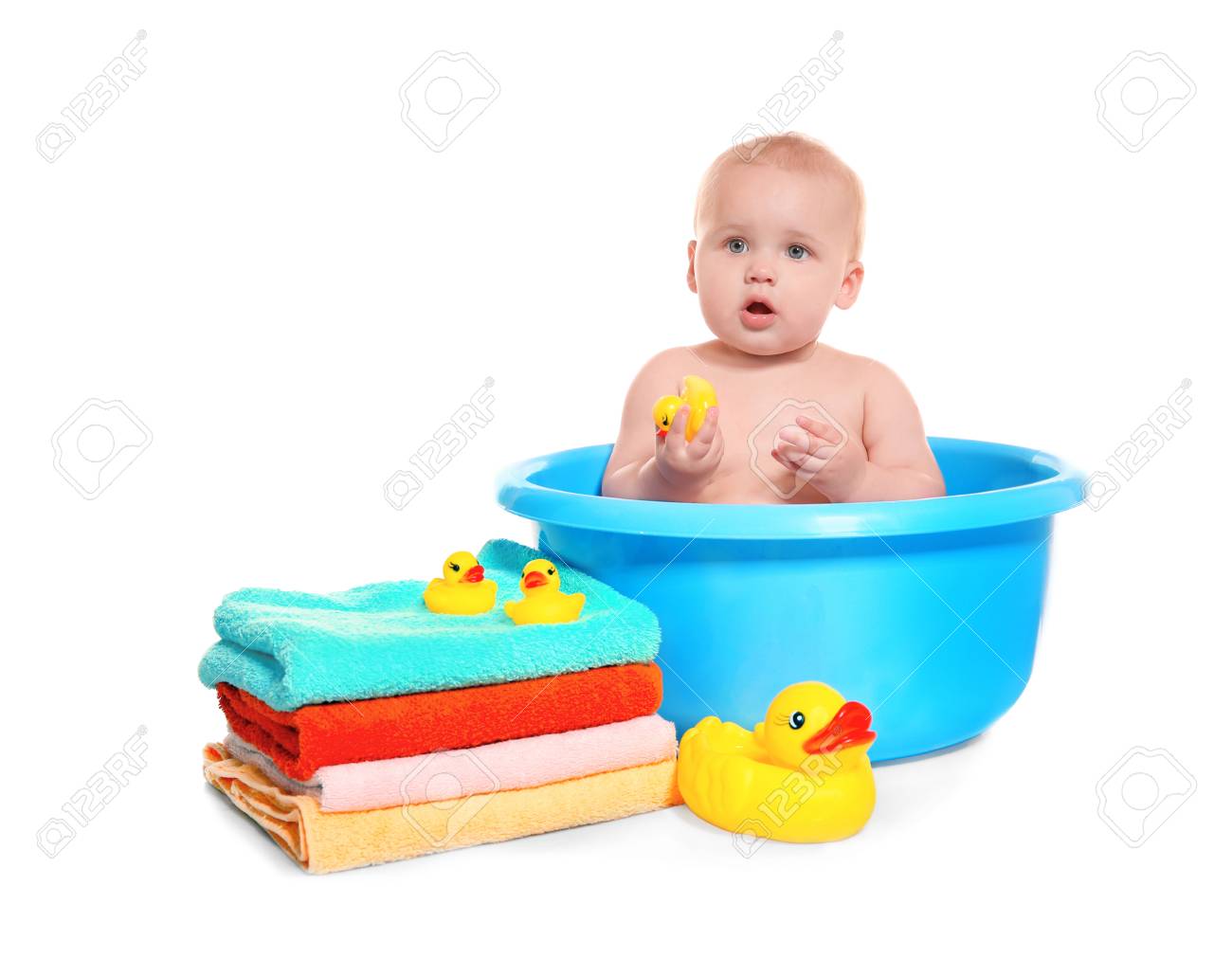 Bebe Mignon Laver Dans Le Bassin De Bain Sur Fond Blanc Banque D Images Et Photos Libres De Droits Image
