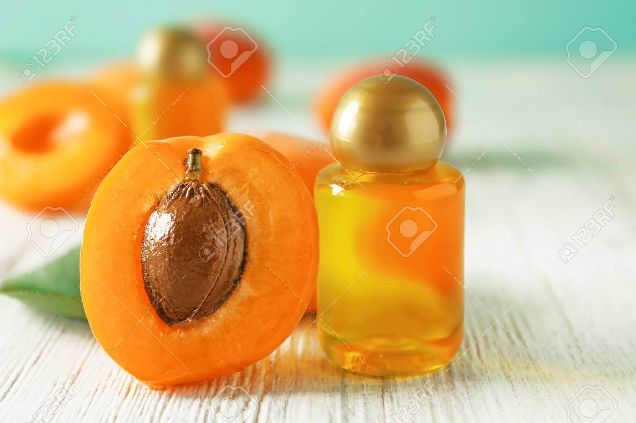 木製のテーブルの上に新鮮なフルーツとアプリコットオイルのボトル の写真素材 画像素材 Image