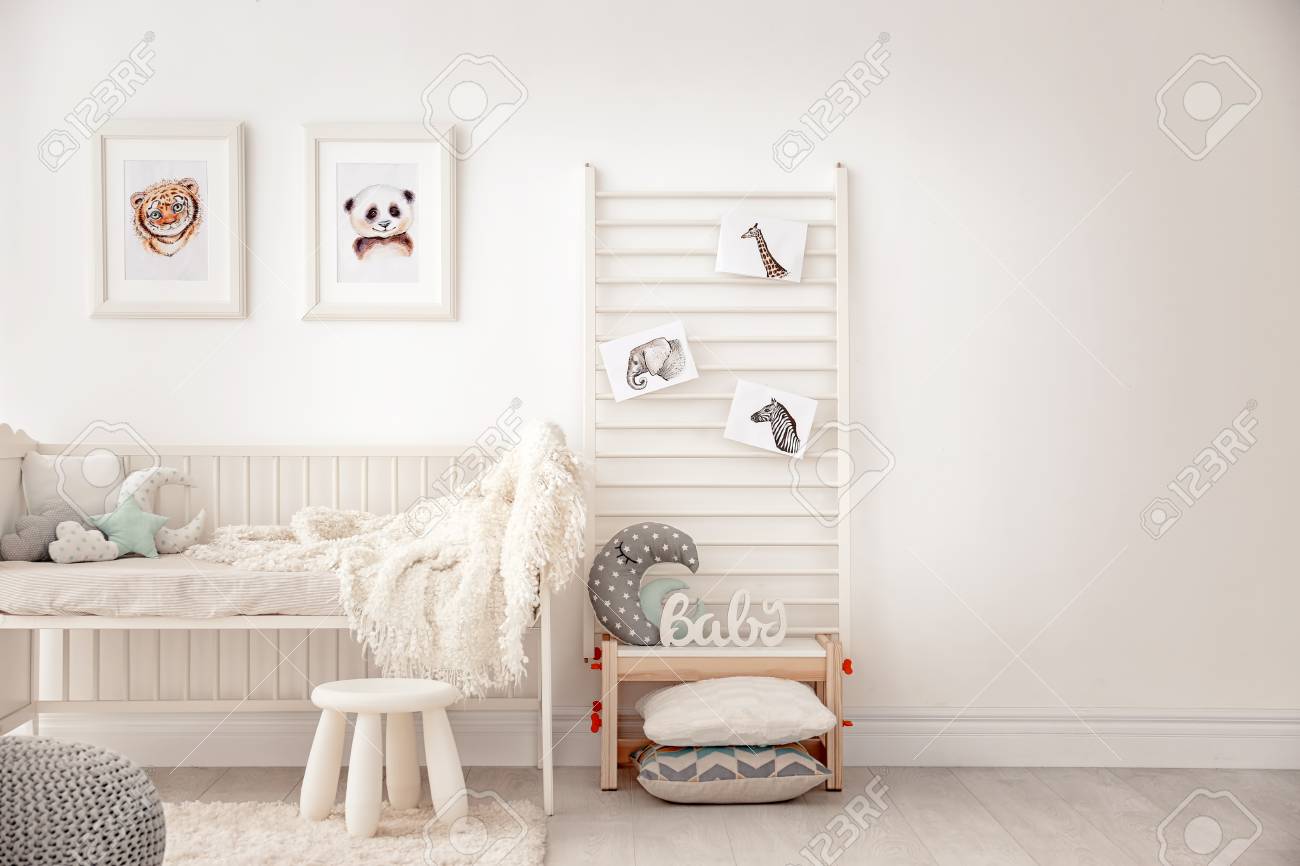 Baby bedroom decorated with pictures of animals - 102028981 Baby bedroom decorated with pictures of animals - 102028981