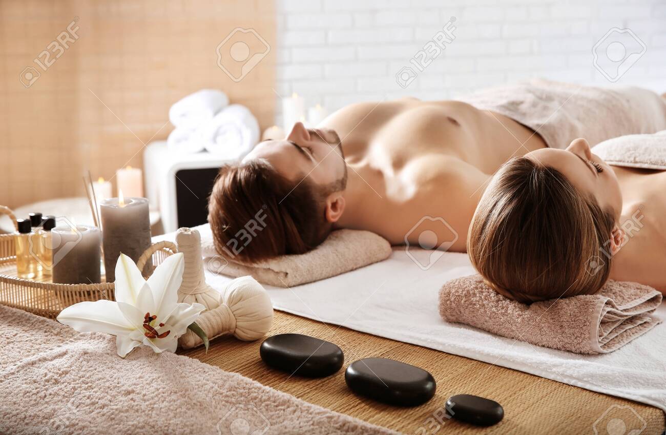 Young couple with spa essentials in wellness center - 123201704 Young couple with spa essentials in wellness center - 123201704