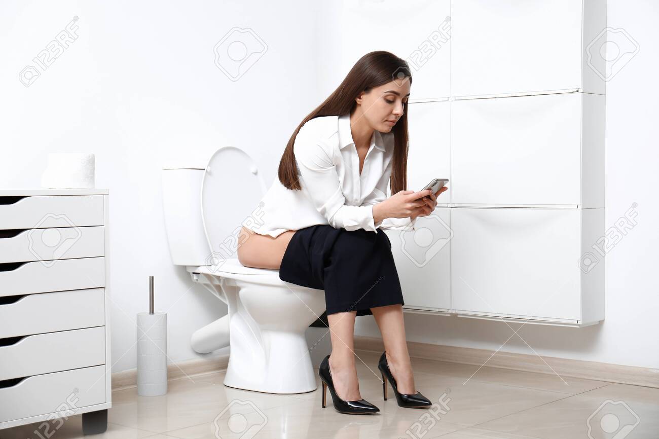 Женщина на унитазе вид снизу