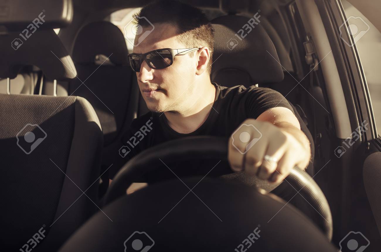 車の運転手は 黒いサングラスで彼の車をドライブします トーンの写真 の写真素材 画像素材 Image