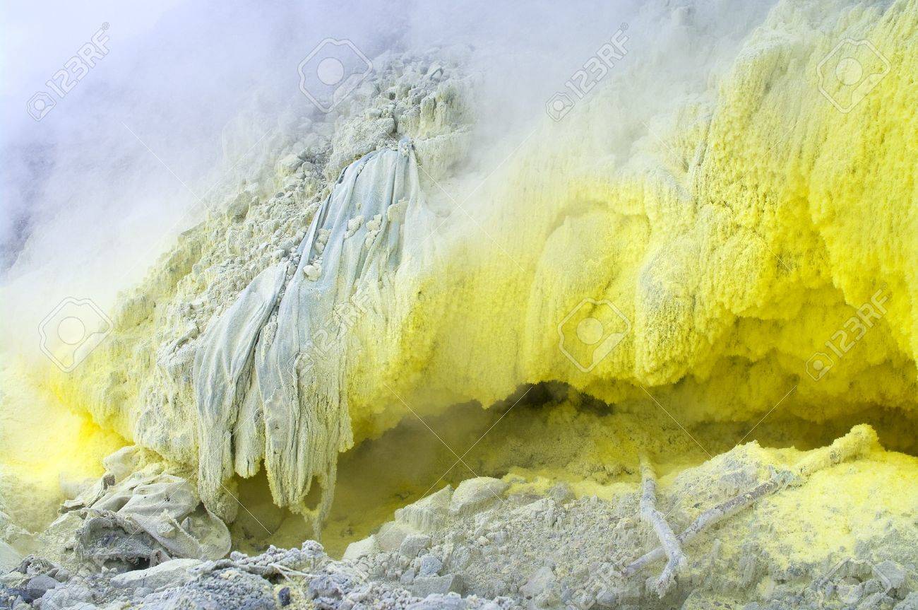 北スマトラ インドネシアのシナブン山火山の硫黄の噴気孔群 の写真素材 画像素材 Image 北スマトラ インドネシアのシナブン山火山の硫黄の噴気孔群 の写真素材 画像素材 Image