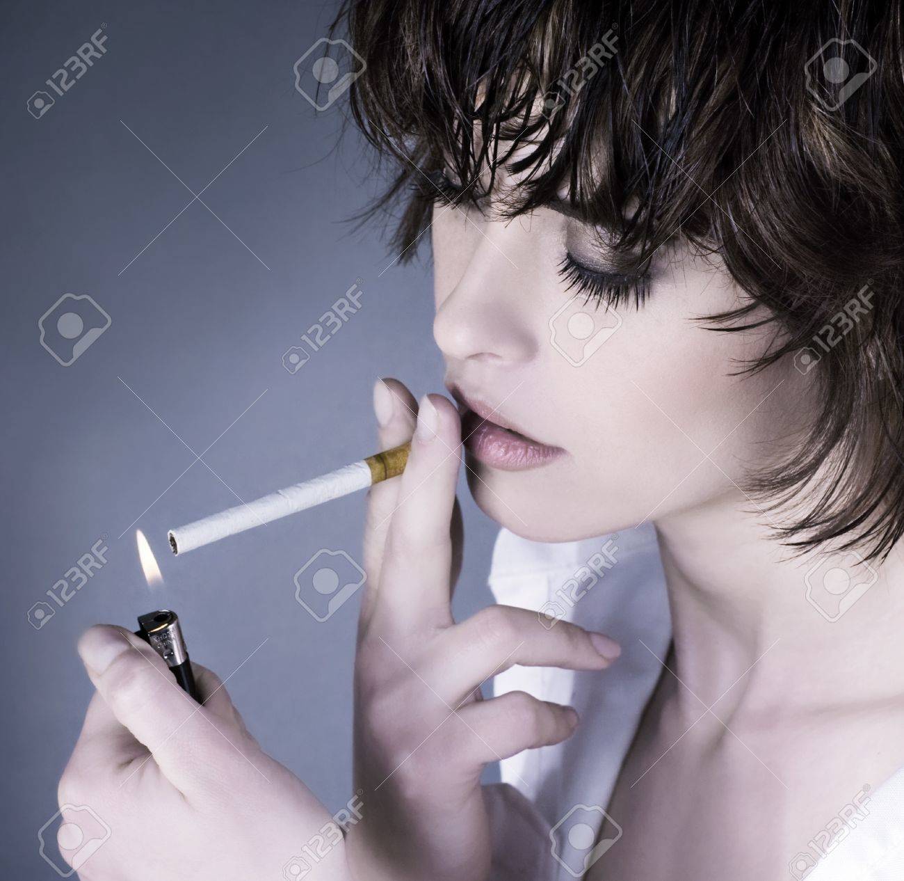 美しい女性がタバコを吸う の写真素材 画像素材 Image