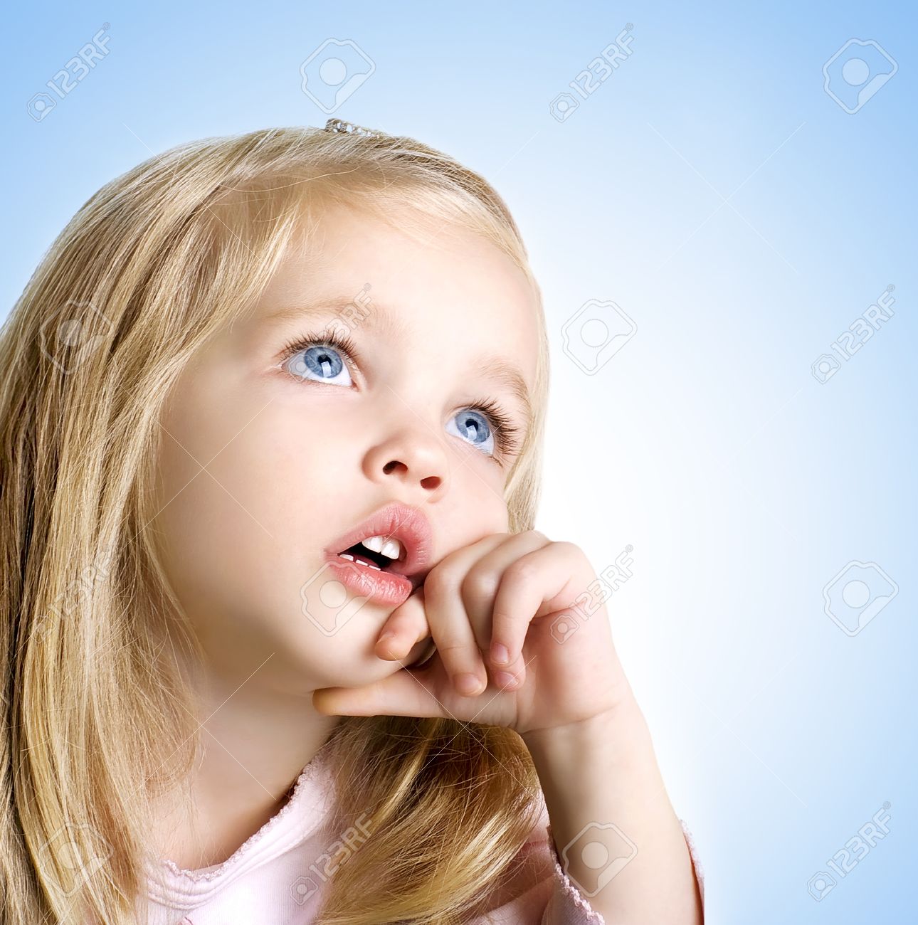 Nahaufnahme Bild Von Einem Schonen Traum Kleines Madchen Mit Blauen Augen Lizenzfreie Fotos Bilder Und Stock Fotografie Image 12666505