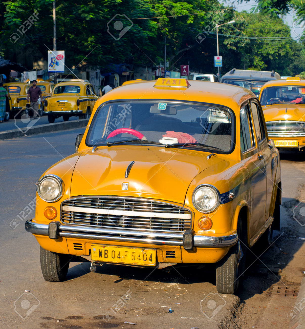 14 年 10 月 6 日コルカタ インドでの黄色のタクシーのタクシーのコルカタ カルカッタ インド 10 月 6 日 の写真素材 画像素材 Image