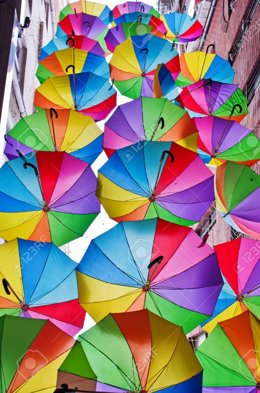 Paraguas Del Vuelo En Calle En Estambul, Turquía Fotos, Imágenes Y Fotografía Archivo Libres De Derecho. 56818902.