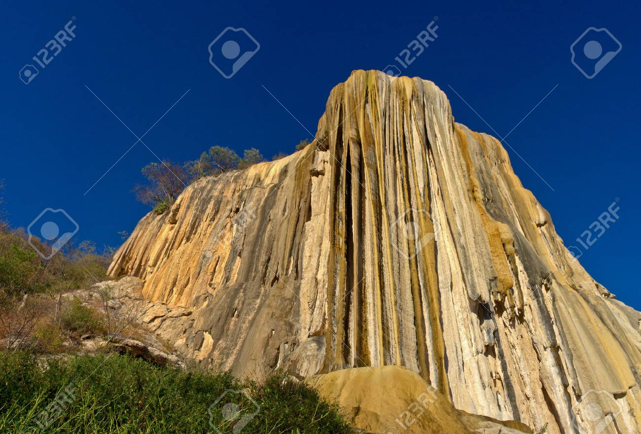 石化した滝 オアハカ メキシコの中央谷のイエルベ エル アグア の写真素材 画像素材 Image